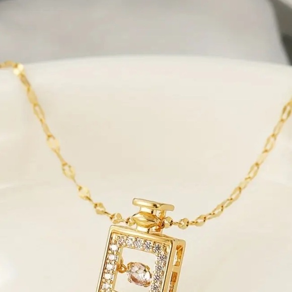 GORGEOUS GOLD PLATED PERFUME BOTTLE PENDANT NECKLACE - Picture 3 of 9
